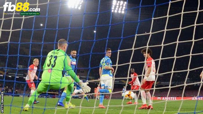 fb88-napoli-vao-tu-ket-europa-league