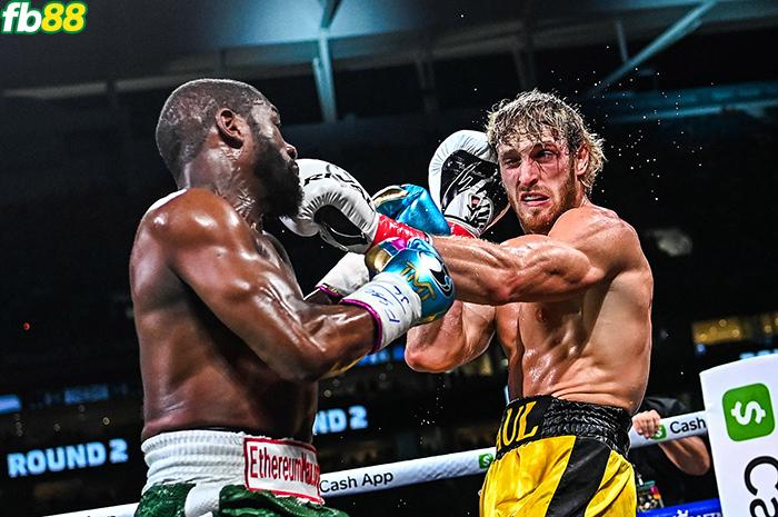 Logan Paul v Floyd Mayweather
