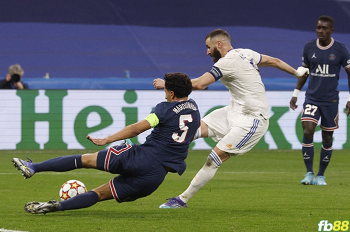 Karim Benzema lập hat-trick