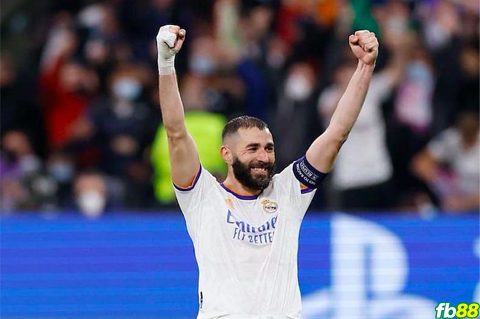 Karim Benzema lập hat-trick