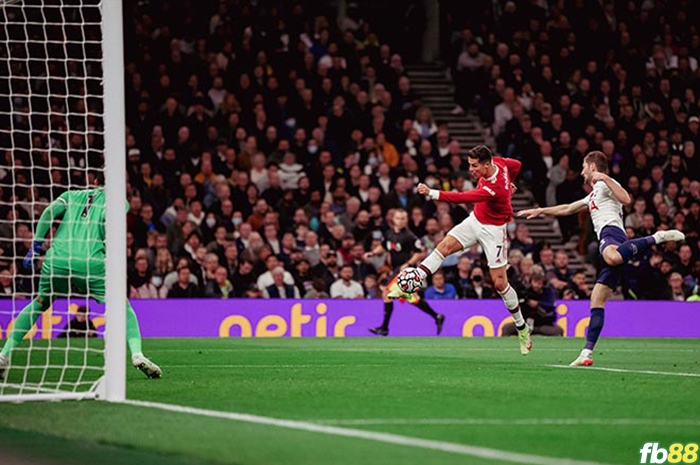 Ronaldo cứu rỗi MU