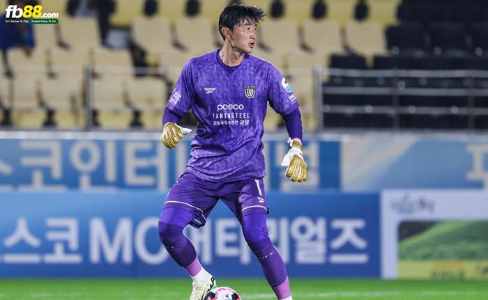 Soi kèo The Strongest vs Oriente Petrolero, 07h00 ngày 16/07/2026 . The Strongest sẽ tiếp đón Oriente Petrolero vào lúc 07h00 ngày 16/07 trong khuôn khổ vòng 8 giải VĐQG Bolivia. Với lợi thế sân nhà cùng phong độ ổn định hơn, The Strongest được kỳ vọng sẽ tiếp tục khẳng định vị thế của một trong những ứng viên hàng đầu cho chức vô địch, trong khi Oriente Petrolero quyết tâm tạo bất ngờ để cải thiện vị trí trên bảng xếp hạng. Cùng tham gia nhà cái fb88 để nhận định tỷ lệ và đưa ra tỷ số chính xác khi soi kèo The Strongest vs Oriente Petrolero, với các chuyên gia đẳng cấp hàng đầu FB88.
Phân tích chi tiết tỷ lệ kèo The Strongest vs Oriente Petrolero         
 Lịch sử đối đầu đang nghiêng về phía The Strongest. Trong 5 lần gặp nhau gần nhất tại giải VĐQG Bolivia, The Strongest thắng 3 trận, hòa 1 và chỉ thua 1 trước Oriente Petrolero. Ở lần chạm trán gần nhất trên sân Hernando Siles, The Strongest giành chiến thắng 2-0, trong khi trước đó họ cũng từng vùi dập đối thủ với tỷ số 6-2. Không chỉ nhỉnh hơn về thành tích đối đầu, đội chủ nhà còn sở hữu phong độ ổn định hơn và luôn chơi rất thăng hoa trên sân nhà ở độ cao La Paz – nơi khiến nhiều đối thủ gặp khó khăn trong việc thích nghi. Với những lợi thế đó, The Strongest được đánh giá cao hơn đáng kể và có nhiều cơ hội giành trọn 3 điểm. 
Kèo chấp: The Strongest chấp 0.25
Kèo chấp được ấn định cả trận là 0.25. Trong đó, The Strongest vs Oriente Petrolero  nhận mức cược ăn lần lượt là 0.680 và -0.952 cả trận.
The Strongest đang thể hiện phong độ khá ấn tượng khi bất bại trong 5 vòng đấu gần nhất với thành tích 3 chiến thắng và 2 trận hòa. Cụ thể, đội bóng này đánh bại Always Ready 1-0 trên sân khách, hòa Real Potosí 0-0, vượt qua ABB với tỷ số 3-1, thắng CDT Real Oruro 3-2 và chia điểm cùng Real Tomayapo sau trận hòa không bàn thắng. Hàng công ghi được 7 bàn, trong khi hàng thủ chỉ để lọt lưới 3 lần, cho thấy sự cân bằng giữa khả năng tấn công và phòng ngự. Chuỗi trận bất bại này cũng giúp The Strongest duy trì sự tự tin trước màn tiếp đón Oriente Petrolero trên sân Hernando Siles. 
Dự đoán kèo chấp: chọn kèo The Strongest                
Kèo châu Âu 
Nhà cái FB88 đưa ra mức kèo hòa ăn 2.9 cả trận. Trong đó, The Strongest nhận mức cược ăn 2.5 cả trận. Oriente Petroler nhận mức cược ăn 2.94 cả trận. Tham gia soi kèo nhà cái cùng fb88 để có cơ hội  ăn cược cao.
Oriente Petrolero lại có dấu hiệu chững lại trong thời gian gần đây. Sau 5 vòng đấu gần nhất, đội bóng này giành 2 chiến thắng, 1 trận hòa và để thua 2 trận. Họ lần lượt đánh bại Real Potosi 2-0 và Real Tomayapo 3-1, hòa Guabirá 2-2, trước khi nhận thất bại 1-3 trên sân ABB và thua Blooming 0-1 ở trận gần nhất. Oriente Petrolero ghi được 8 bàn nhưng cũng để thủng lưới 7 lần, phản ánh sự thiếu ổn định của hàng phòng ngự. Đặc biệt, thành tích sân khách của đội bóng này không thực sự thuyết phục khi thường gặp khó trước các đối thủ mạnh. 
Dự đoán tỷ số The Strongest vs Oriente Petrolero : 2-1
Kèo Tài Xỉu: 2.5 quả
Mức cược Tài xỉu được nhà cái ấn định cả trận là 2.5 trái. Trong đó, cược Tài cả trận ăn 0.940. Cược Xỉu cả trận ăn mức 0.760.
The Strongest thường triển khai lối chơi chủ động, kiểm soát thế trận và tận dụng rất tốt lợi thế sân nhà để gây sức ép liên tục lên đối phương. Trong 5 trận gần nhất, họ ghi 7 bàn và chỉ thủng lưới 3 lần, cho thấy sự chắc chắn ở cả hai tuyến. Trong khi đó, Oriente Petrolero có xu hướng chơi cởi mở hơn nhưng hàng phòng ngự vẫn bộc lộ nhiều khoảng trống khi nhận tới 7 bàn thua trong 5 trận vừa qua. Những lần đối đầu giữa hai đội trước đây cũng thường xuất hiện nhiều bàn thắng, điển hình như các tỷ số 6-2 hay 3-2. Với tương quan lực lượng hiện tại cùng lợi thế sân nhà của The Strongest, trận đấu này nhiều khả năng sẽ diễn ra theo thế trận áp đảo của đội chủ nhà và có thể xuất hiện từ 3 bàn thắng trở lên, trong đó The Strongest sáng cửa giành chiến thắng. 

Chọn kèo Tài.
>>>>>>>> Soi Kèo Bóng Đá VĐQG Bolivia<<<<<
Phong độ thi đấu gần đây The Strongest vs Oriente Petrolero                                                                             
The Strongest  : 3 thắng 2 hòa trong 5 vòng đấu gần nhất
Oriente Petroler    : 2 thắng 1 hòa 2 thua trong 5 vòng đấu gần nhất
Đội hình dự kiến trận đấu The Strongest vs Oriente Petrolero                                                                             
Kết luận:
Trận đấu hấp dẫn đang chờ đón! Những thông tin phân tích kèo từ chuyên gia sẽ giúp anh em tự tin đặt cược khi soi kèo The Strongest vs Oriente Petrolero , 7h00 ngày 16/07/2026. Đăng ký ngay để nhận quà tặng hấp dẫn từ FB88. Chúc anh em thắng đậm!
Thông tin liên hệ FB88:
Website: https://fb88blogvn.com/
Hotline:   1800 969 661 ( Miễn Phí )
Fanpage : https://www.facebook.com/fb88vietnamkenhchinhthuc
Email: cskh@fb88.com
Telegram: https://t.me/CSKHFB88

